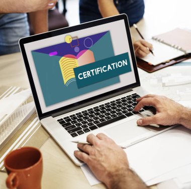 insan eli dizüstü bilgisayar kullanarak 