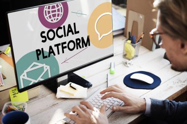 bilgisayara karşı oturan adam