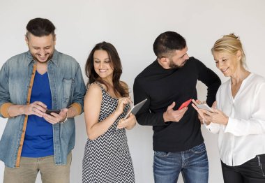 çok ırklı arkadaşlar akıllı telefonlar kullanarak