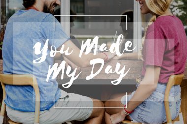 Kafe mekanlarda oturan Çift