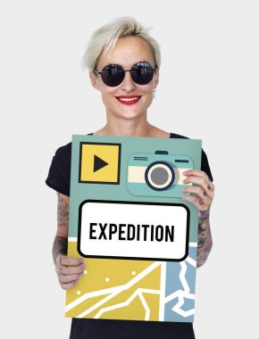 Dövmeli kişi holding afiş. 