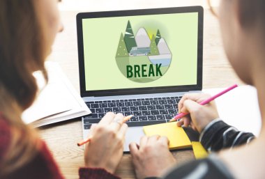 dizüstü bilgisayar kullanan iki kız