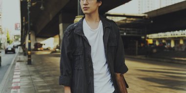 sokakta yürürken Asya erkek öğrenci