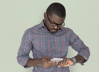 akıllı telefon kullanan siyah elbise adam