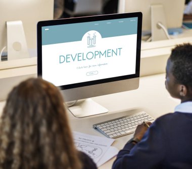 bilgisayarı kullanan öğrenciler