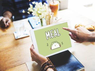 Dijital lablet kullanarak eller