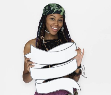 bir afiş tutarak kız