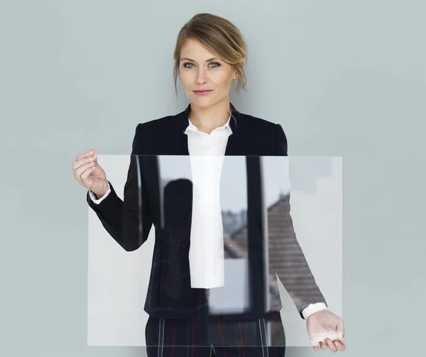 Bizneswoman gospodarstwa transparent — Zdjęcie stockowe