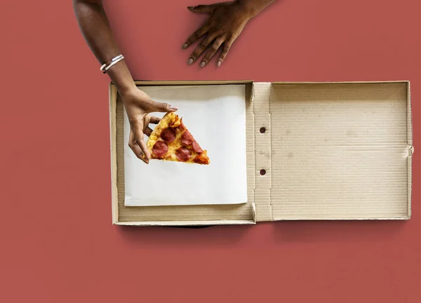 Hand met laatste stuk van Pizza — Stockfoto
