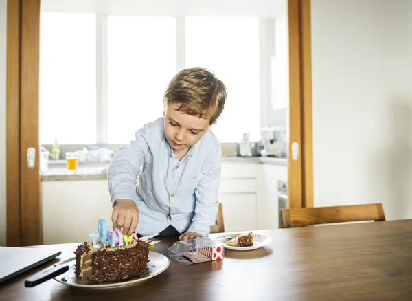 Niño pequeño con pastel de cumpleaños — Foto de Stock