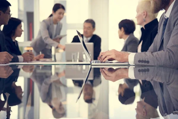 Empresários brainstorming à mesa — Fotografia de Stock