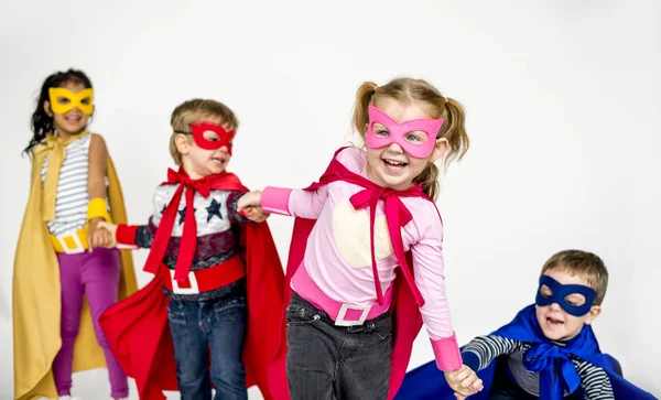 Gelukkige kinderen in superheld kostuums — Stockfoto