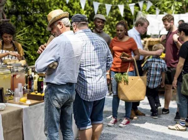 Femme au stand de limonade — Photo