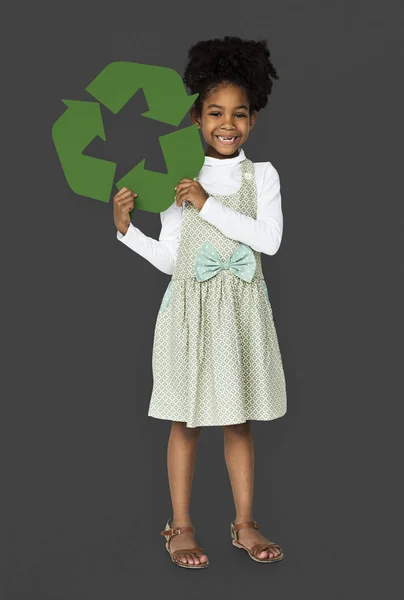 Menina segurando sinal de reciclagem — Fotografia de Stock