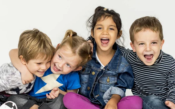 Bambini felici seduti sul pavimento — Foto Stock