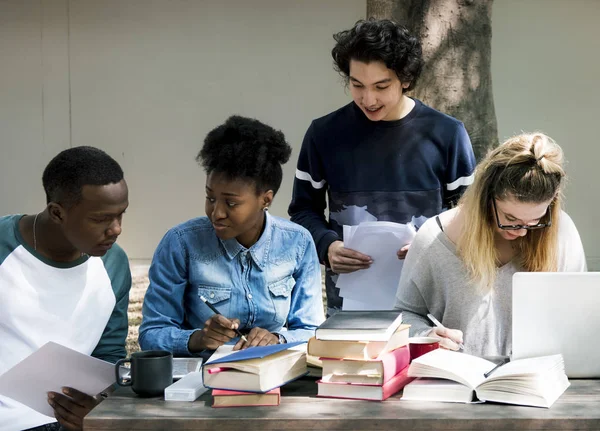 Estudiantes lluvia de ideas con libros —  Fotos de Stock