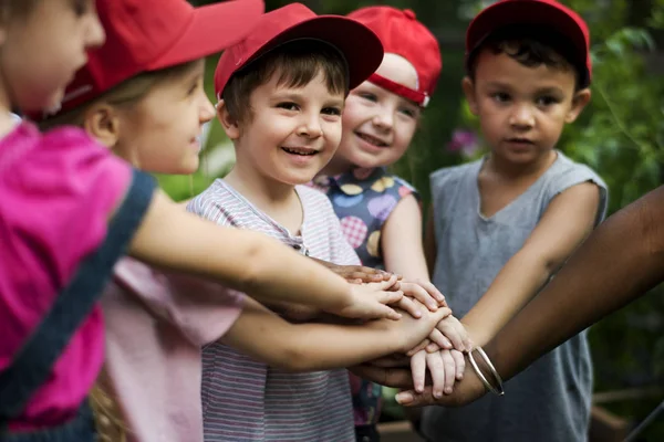 Weinig kinderen bedrijf handen samen — Stockfoto