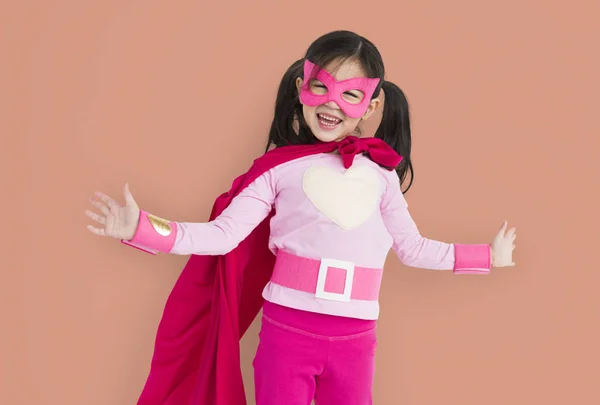 Meisje dragen superheld kostuum — Stockfoto
