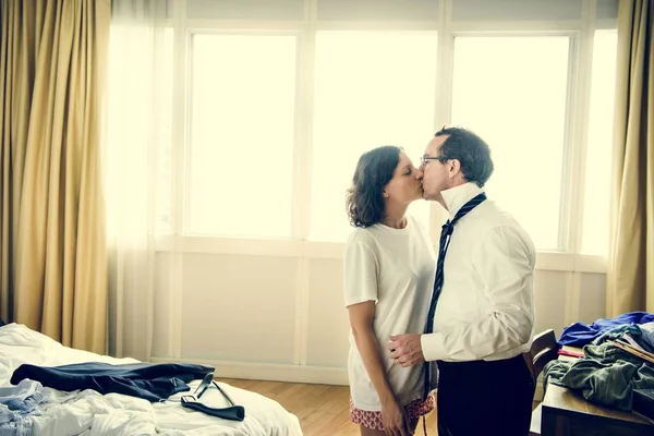 Vrouw kussen echtgenoot — Stockfoto