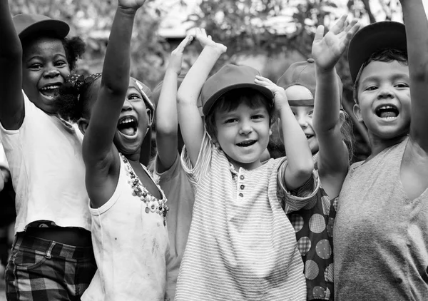 Glückliche kleine Kinder lächelnd — Stockfoto