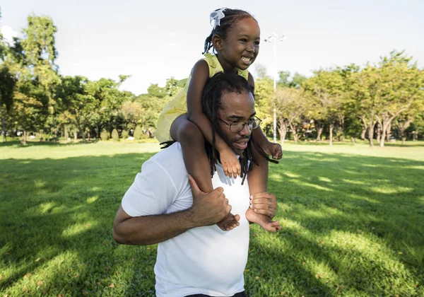 Père et fille marchant dans le parc — Photo