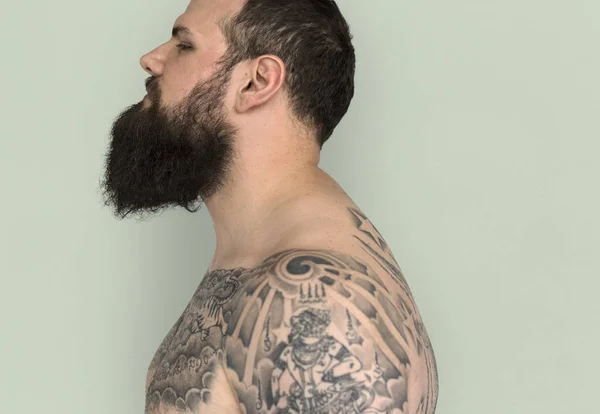 Hombre con barba y tatuaje — Foto de Stock