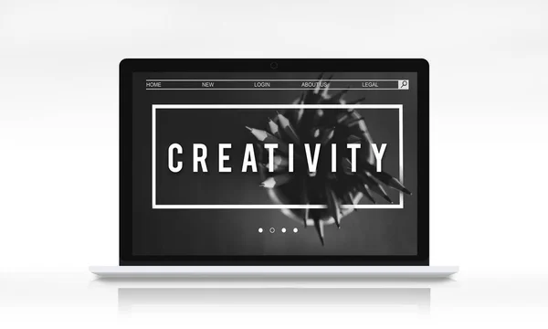 Веб-дизайн искушает ноутбук — стоковое фото