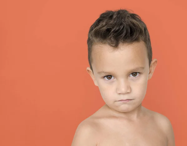 Fronsen jongen met blote borst — Stockfoto