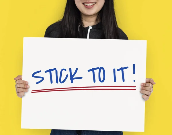 Mujer sonriente sostiene cartel —  Fotos de Stock