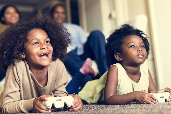 Famille jouer à des jeux vidéo — Photo