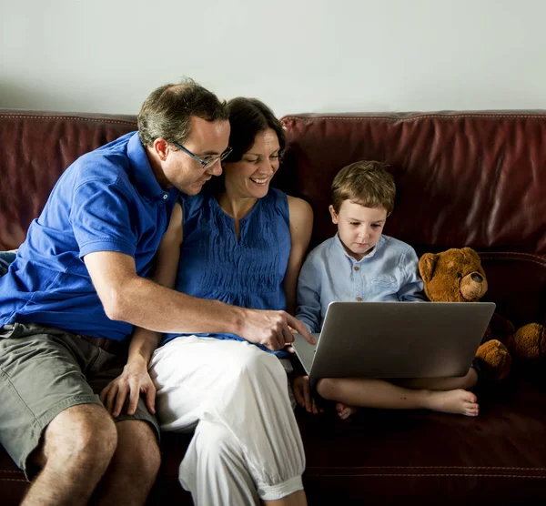 Familjen tillbringar tid tillsammans hemma — Stockfoto