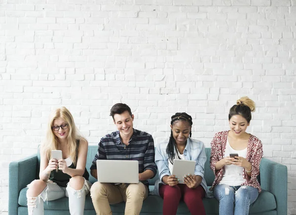 Elever som använder digitala enheter — Stockfoto