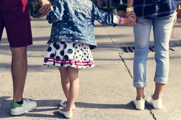Mała dziewczyna spaceru z rodzicami — Zdjęcie stockowe