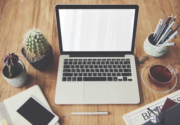 Computer portatile aperto sul tavolo da lavoro — Foto Stock