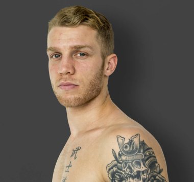 Gömleksiz dövmeli adam