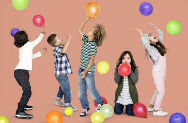 Çocuklar balonlarla oynuyor