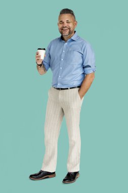 gülümseyen ve kahve kupa tutan adam 