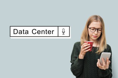 Kupası tutarak ve telefonunuzun ve kadın