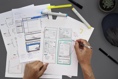 masada çalışan yaratıcı tasarımcı