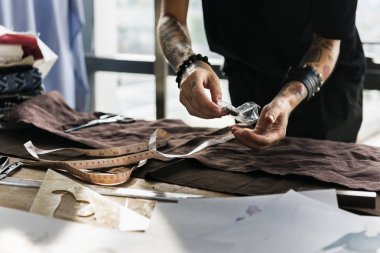 kumaş Tekstil ile çalışan kadın terzi