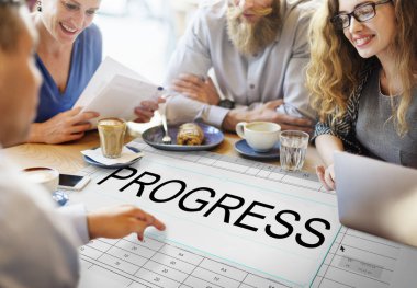 Bir grup insan oturup tablo ve tartışılması