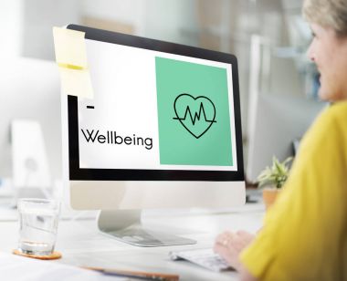 sarışın kadın monitör ekranına bakarak