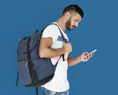 adam akıllı telefon kullanma sırt çantası ile