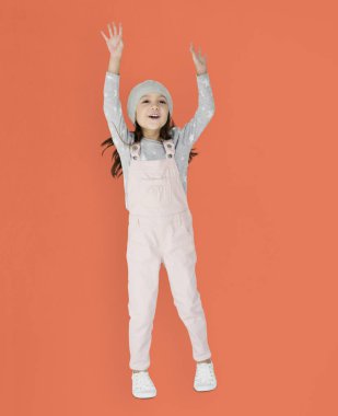 gülümseyen sevimli küçük kız