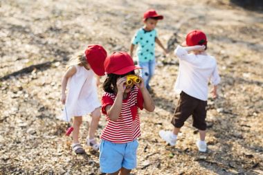küçük çocuklar açık havada yürüyüş