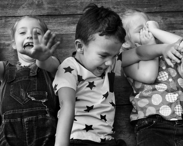 Счастливые маленькие дети улыбаются — стоковое фото