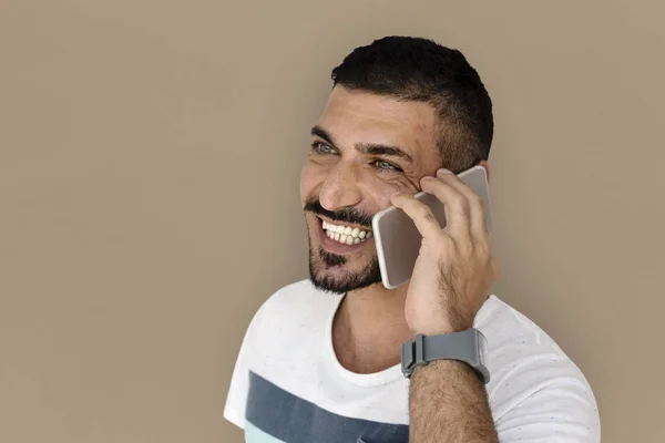 Středního východu muž mluví na smartphone — Stock fotografie