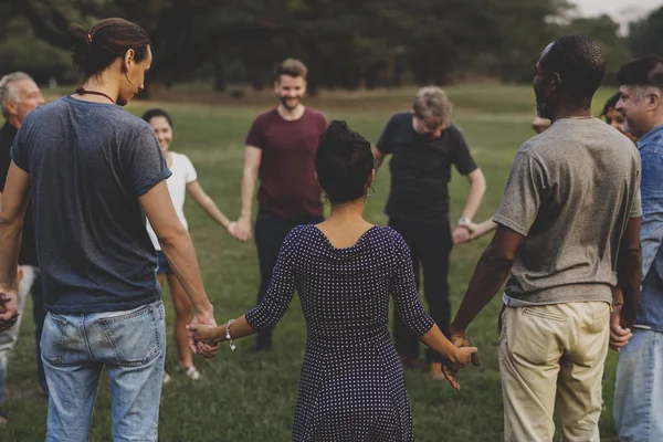 Personas cogidas de la mano — Foto de Stock