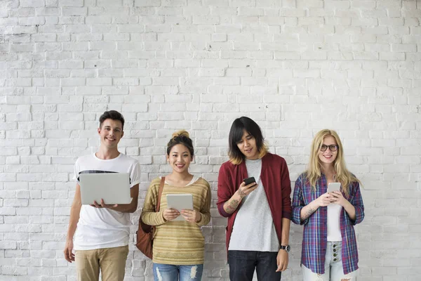 Estudantes que utilizam dispositivos digitais — Fotografia de Stock