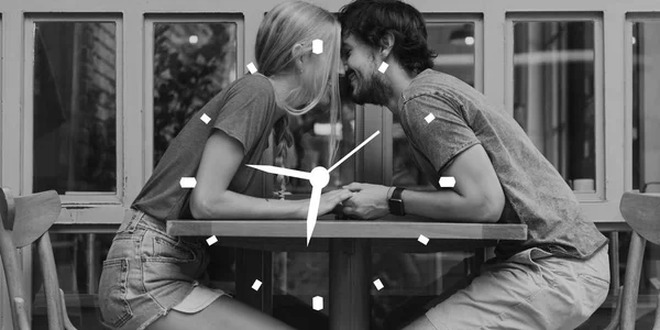 Pareja sentada en la cafetería y besándose — Foto de Stock